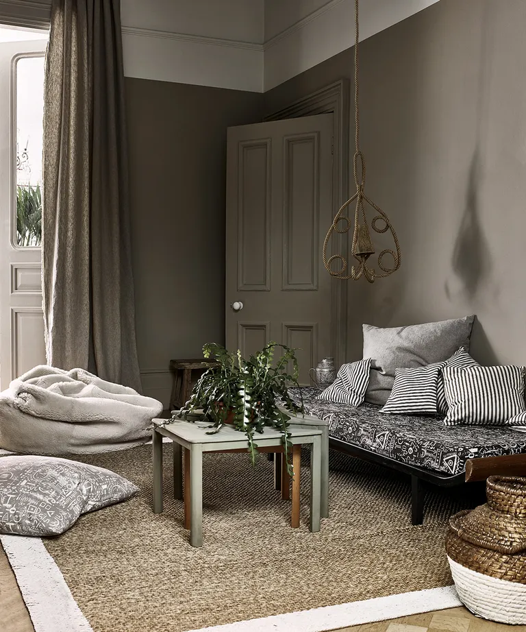 cocooning grey-khaki living room